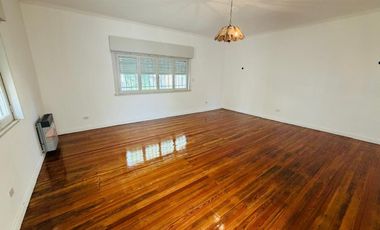 Casa 5 ambientes con amplio terreno alquiler Lanus