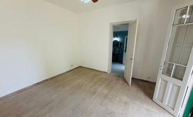 Casa 5 ambientes con amplio terreno alquiler Lanus