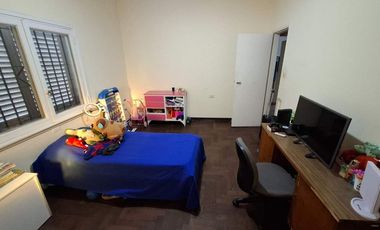CASA 4 AMBIENTES VENTA LOMAS DE ZAMORA CON PARQUE