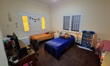 CASA 4 AMBIENTES VENTA LOMAS DE ZAMORA CON PARQUE