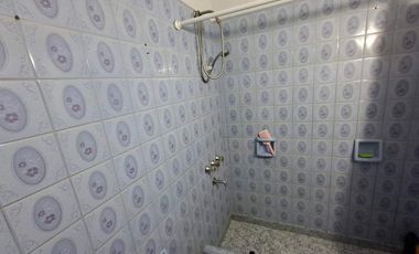 CASA 4 AMBIENTES VENTA LOMAS DE ZAMORA CON PARQUE