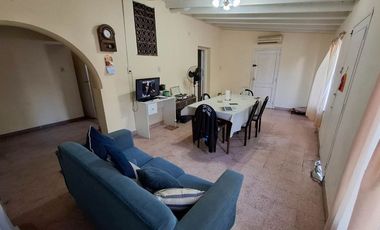 CASA 4 AMBIENTES VENTA LOMAS DE ZAMORA CON PARQUE