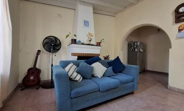 CASA 4 AMBIENTES VENTA LOMAS DE ZAMORA CON PARQUE