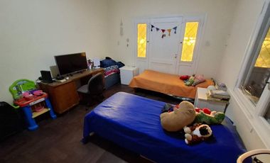 CASA 4 AMBIENTES VENTA LOMAS DE ZAMORA CON PARQUE