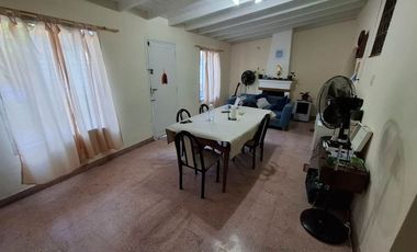CASA 4 AMBIENTES VENTA LOMAS DE ZAMORA CON PARQUE