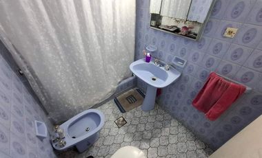 CASA 4 AMBIENTES VENTA LOMAS DE ZAMORA CON PARQUE
