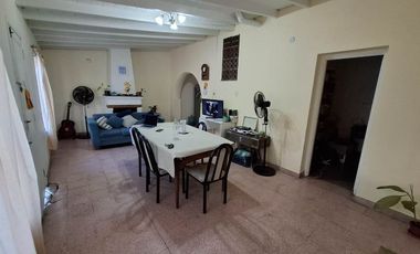CASA 4 AMBIENTES VENTA LOMAS DE ZAMORA CON PARQUE