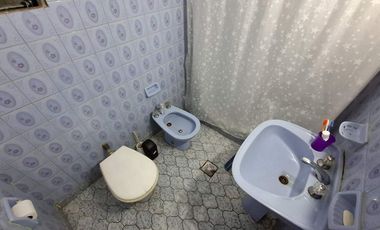 CASA 4 AMBIENTES VENTA LOMAS DE ZAMORA CON PARQUE