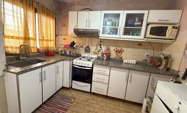 Casa venta multifamiliar 5 amb en Luis Guillón