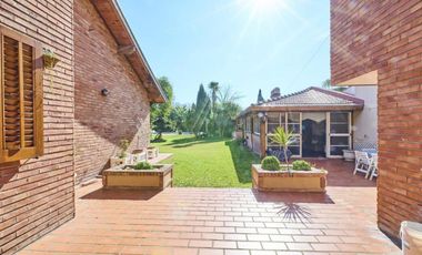 VENTA CASA 5 AMBIENTES PILETA JARDIN QUINCHO BANF