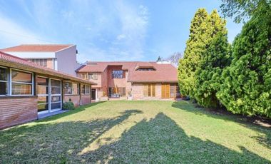 VENTA CASA 5 AMBIENTES PILETA JARDIN QUINCHO BANF