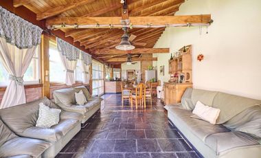 VENTA CASA 5 AMBIENTES PILETA JARDIN QUINCHO BANF