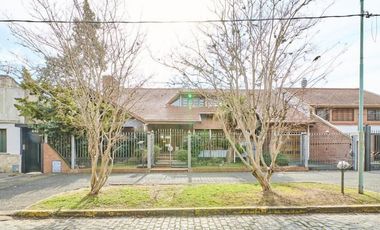 VENTA CASA 5 AMBIENTES PILETA JARDIN QUINCHO BANF