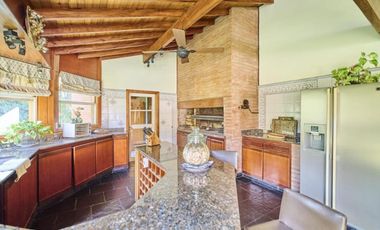 VENTA CASA 5 AMBIENTES PILETA JARDIN QUINCHO BANF