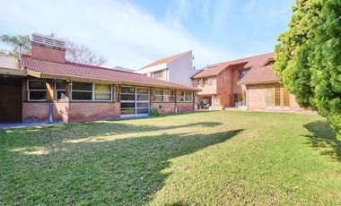 VENTA CASA 5 AMBIENTES PILETA JARDIN QUINCHO BANF