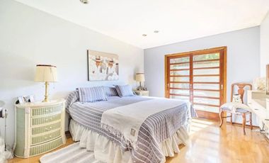 VENTA CASA 5 AMBIENTES PILETA JARDIN QUINCHO BANF