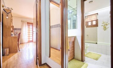 VENTA CASA 5 AMBIENTES PILETA JARDIN QUINCHO BANF