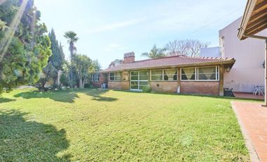 VENTA CASA 5 AMBIENTES PILETA JARDIN QUINCHO BANF