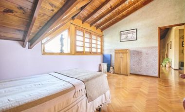 VENTA CASA 5 AMBIENTES PILETA JARDIN QUINCHO BANF