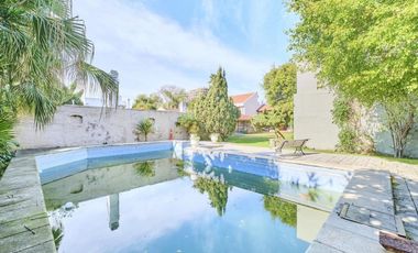 VENTA CASA 5 AMBIENTES PILETA JARDIN QUINCHO BANF