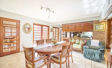 VENTA CASA 5 AMBIENTES PILETA JARDIN QUINCHO BANF