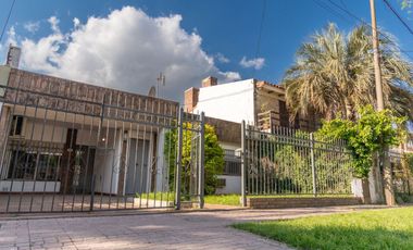 VENTA CASA LOMAS DE ALBERDI TRES DORMITORIOS