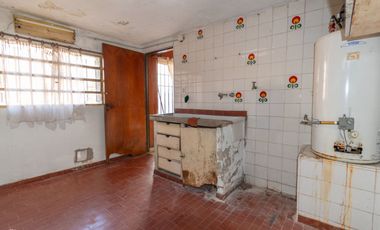VENTA CASA LOMAS DE ALBERDI TRES DORMITORIOS