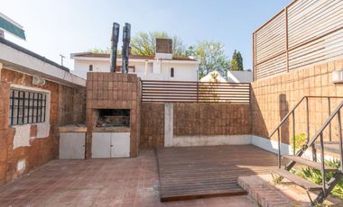 VENTA CASA LOMAS DE ALBERDI TRES DORMITORIOS