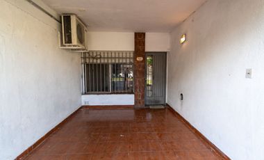 VENTA CASA LOMAS DE ALBERDI TRES DORMITORIOS