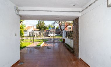 VENTA CASA LOMAS DE ALBERDI TRES DORMITORIOS