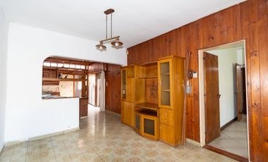 VENTA CASA LOMAS DE ALBERDI TRES DORMITORIOS