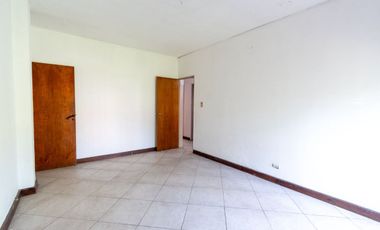 VENTA CASA LOMAS DE ALBERDI TRES DORMITORIOS