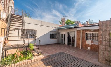 VENTA CASA LOMAS DE ALBERDI TRES DORMITORIOS