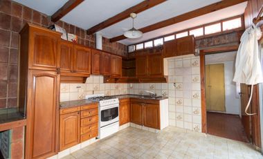 VENTA CASA LOMAS DE ALBERDI TRES DORMITORIOS