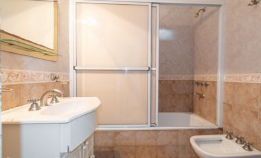 VENTA CASA LOMAS DE ALBERDI TRES DORMITORIOS