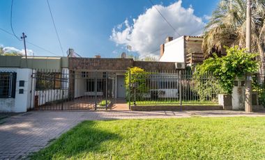 VENTA CASA LOMAS DE ALBERDI TRES DORMITORIOS