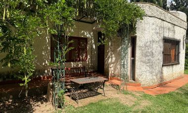 Casa Venta en Oliveros con amplio parque y pileta