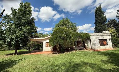 Casa Venta en Oliveros con amplio parque y pileta