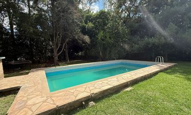 Casa Venta en Oliveros con amplio parque y pileta