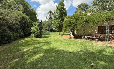 Casa Venta en Oliveros con amplio parque y pileta