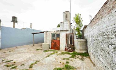 CASA EN VENTA BERAZATEGUI 2 dormitorios con patio