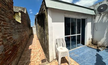 CASA EN VENTA con garage + dpto