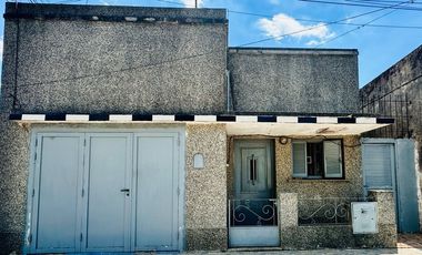 CASA EN VENTA con garage + dpto