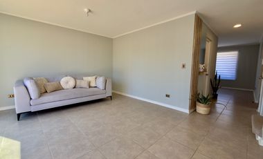 Casa de 3 dormitorios en arriendo en condominio en Chicureo