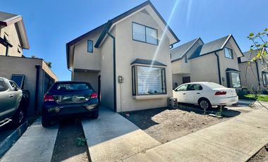 Casa de 3 dormitorios en arriendo en condominio en Chicureo