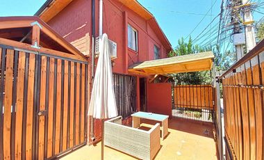 Casa en venta c/ estacionamiento en Metro Pudahuel
