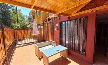 Casa en venta c/ estacionamiento en Metro Pudahuel