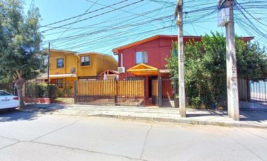 Casa en venta c/ estacionamiento en Metro Pudahuel