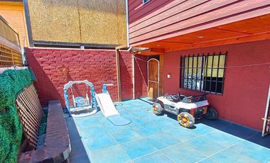 Casa en venta c/ estacionamiento en Metro Pudahuel