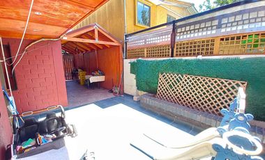 Casa en venta c/ estacionamiento en Metro Pudahuel